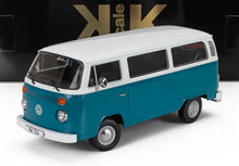 Modèle réduit à l'échelle 1/18 d'une camionnette Volkswagen VW T2b bleue et blanche avec des détails minutieux, disponible chez Vroomi.