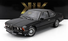 Maquette noire de la voiture classique BMW M635 CSI avec vue avant et latérale détaillée, présentée chez Vroomi.