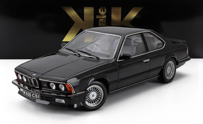 Maquette noire de la voiture classique BMW M635 CSI avec vue avant et latérale détaillée, présentée chez Vroomi.