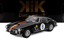 Modèle réduit de voiture de course Ferrari classique à l'échelle 1:18, couleur noire, numéro 8, rayures rouges et jaunes, disponible sur Vroomi.