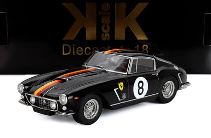Modèle réduit de voiture de course Ferrari classique à l'échelle 1:18, couleur noire, numéro 8, rayures rouges et jaunes, disponible sur Vroomi.