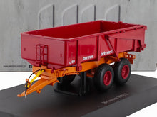 Modèle réduit détaillé à l'échelle 1/18 d'une remorque agricole Brimont BB12 rouge sur socle noir, disponible chez Vroomi.