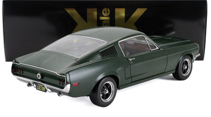 Modèle réduit classique vert foncé d'une Ford Mustang GT de 1968 avec jantes noires, présenté dans son emballage d'origine, désormais disponible chez Vroomi.