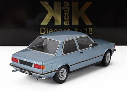 Modèle réduit BMW 323i bleu à l'échelle 1/18, vue arrière, disponible chez Vroomi.