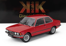 Modèle réduit de voiture BMW 323i rouge à l'échelle 1/18 avec avant et roues détaillés, disponible chez Vroomi.