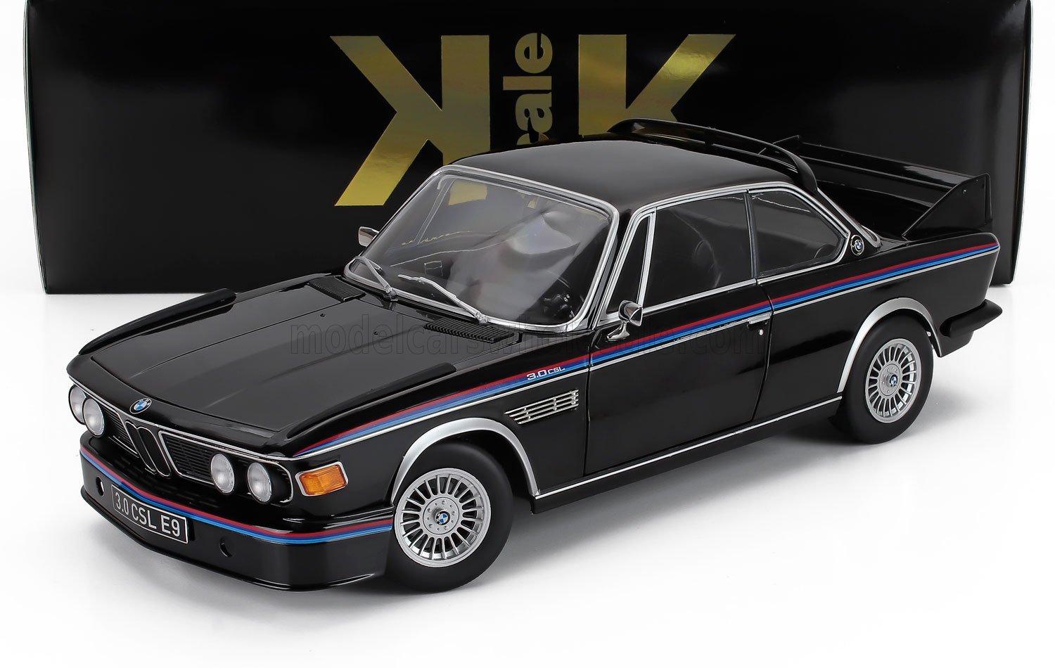 Modèle réduit classique BMW 3.0 CSL E9 noir avec bandes de course, disponible sur la plateforme Vroomi.