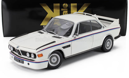 Modèle réduit BMW 3.0 CSL E9 blanc avec bandes décoratives et aileron arrière, disponible chez Vroomi