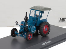Maquette du tracteur Lanz Bulldog bleu avec roues rouges et capot gris sur socle d'exposition, disponible chez Vroomi.
