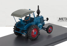 Modèle réduit de tracteur vintage Blue Lanz avec capote grise et roues rouges sur socle d'exposition, proposé chez Vroomi.