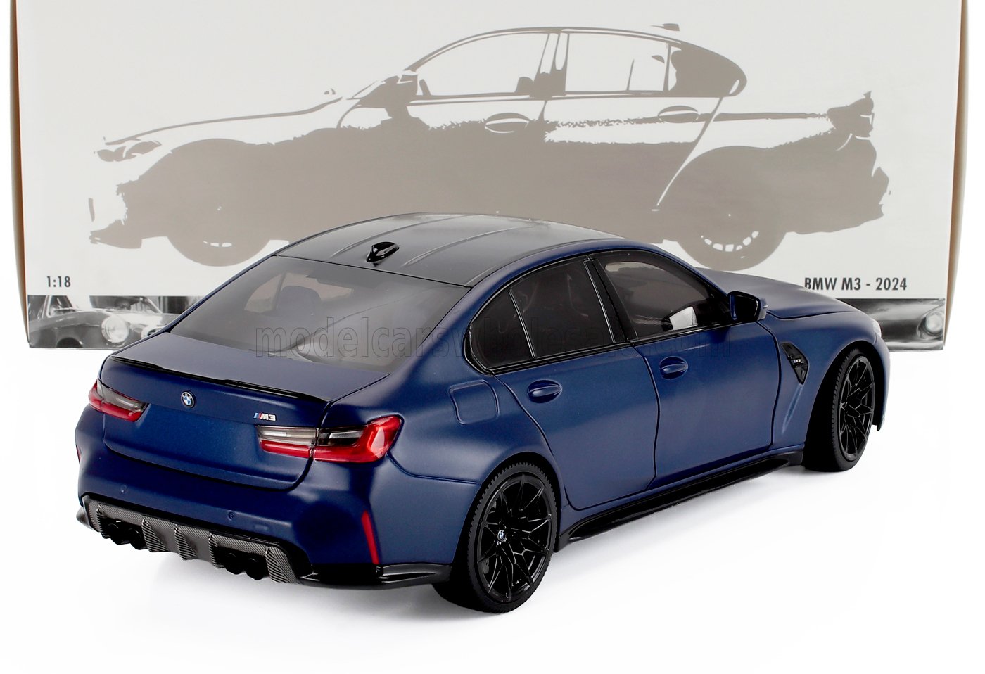 Modèle réduit de voiture BMW M3 2024 bleu à l'échelle 1:18, objet de collection disponible chez Vroomi