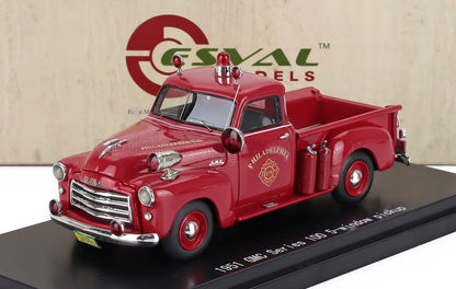 Camion de pompiers rouge GMC série 100 à 5 fenêtres de 1951 avec le logo du service d'incendie de Philadelphie, disponible sur Vroomi.