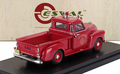 Modèle réduit vintage d'un pick-up GMC rouge du service d'incendie de Philadelphie sur socle d'exposition, disponible sur Vroomi.