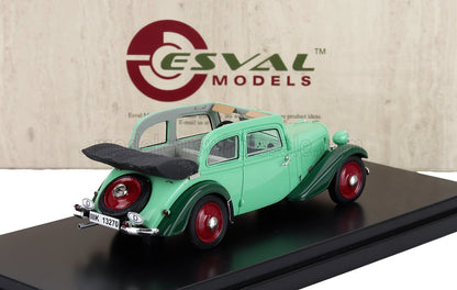 Modèle réduit de voiture vintage verte avec toit ouvert et roues rouges, présenté sur un socle noir, disponible sur Vroomi.