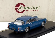Modèle réduit de voiture classique bleue sur socle noir avec Esval Models , disponible chez Vroomi.
