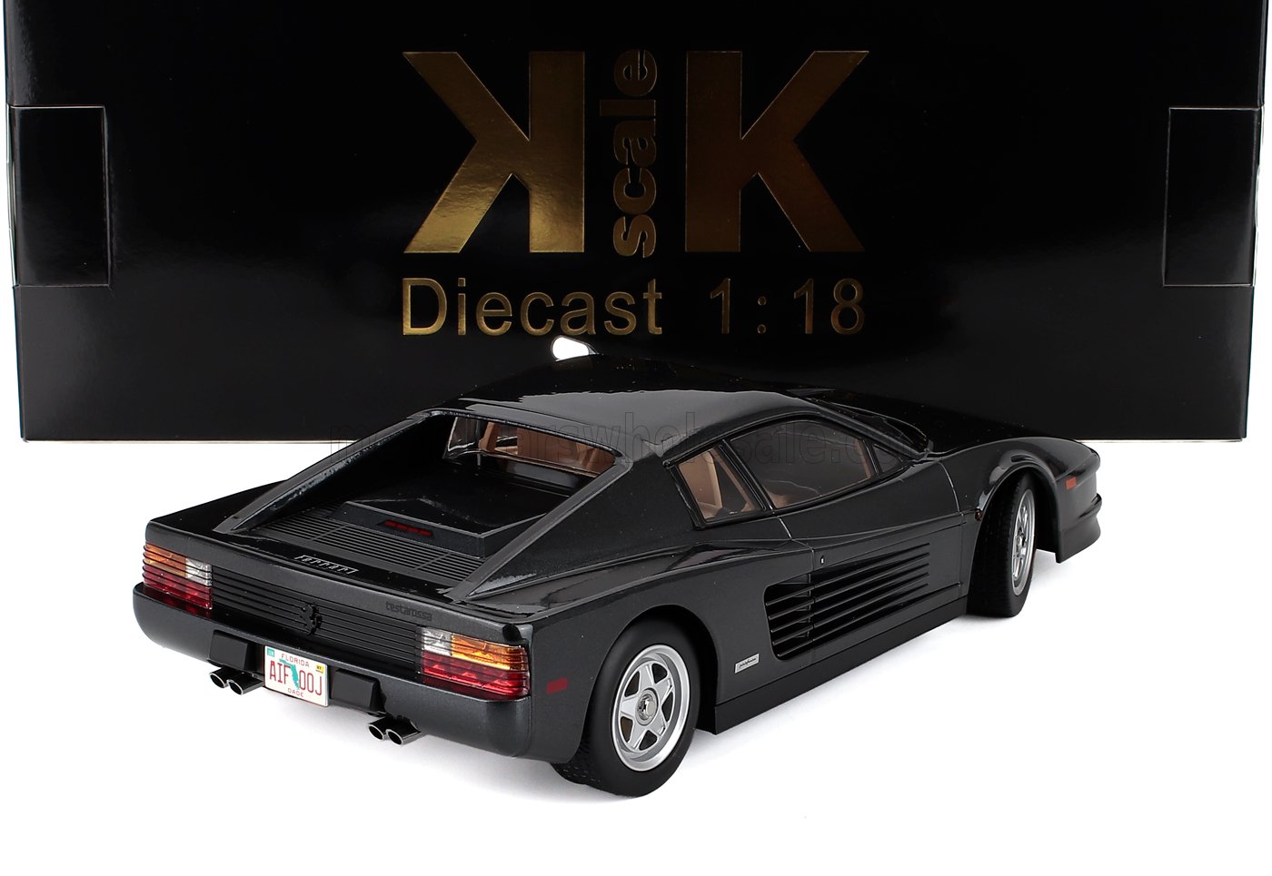 Modèle réduit Ferrari noir moulé sous pression à l'échelle 1:18, réplique de collection disponible chez Vroomi