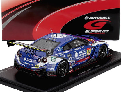 Modèle réduit Nissan GT-R Super GT à l'échelle 1/43 avec livrée de course, disponible chez Vroomi