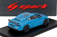 Modèle réduit Blue Alpine à l'échelle 1/18 avec détails noirs sur socle d'exposition, disponible chez Vroomi