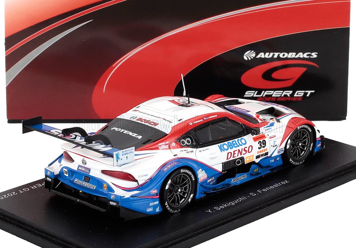Modèle Toyota GR Supra Super GT 2023 à l'échelle 1/43, blanc, rouge et bleu, avec logos des sponsors, exposé chez Vroomi.