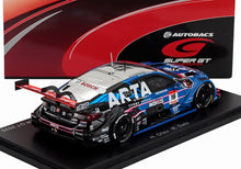 Modèle réduit moulé sous pression de la voiture de course AUTOBACS Super GT 2025 n° 16 en bleu et noir, décalcomanies détaillées, présenté sur un socle disponible chez Vroomi.