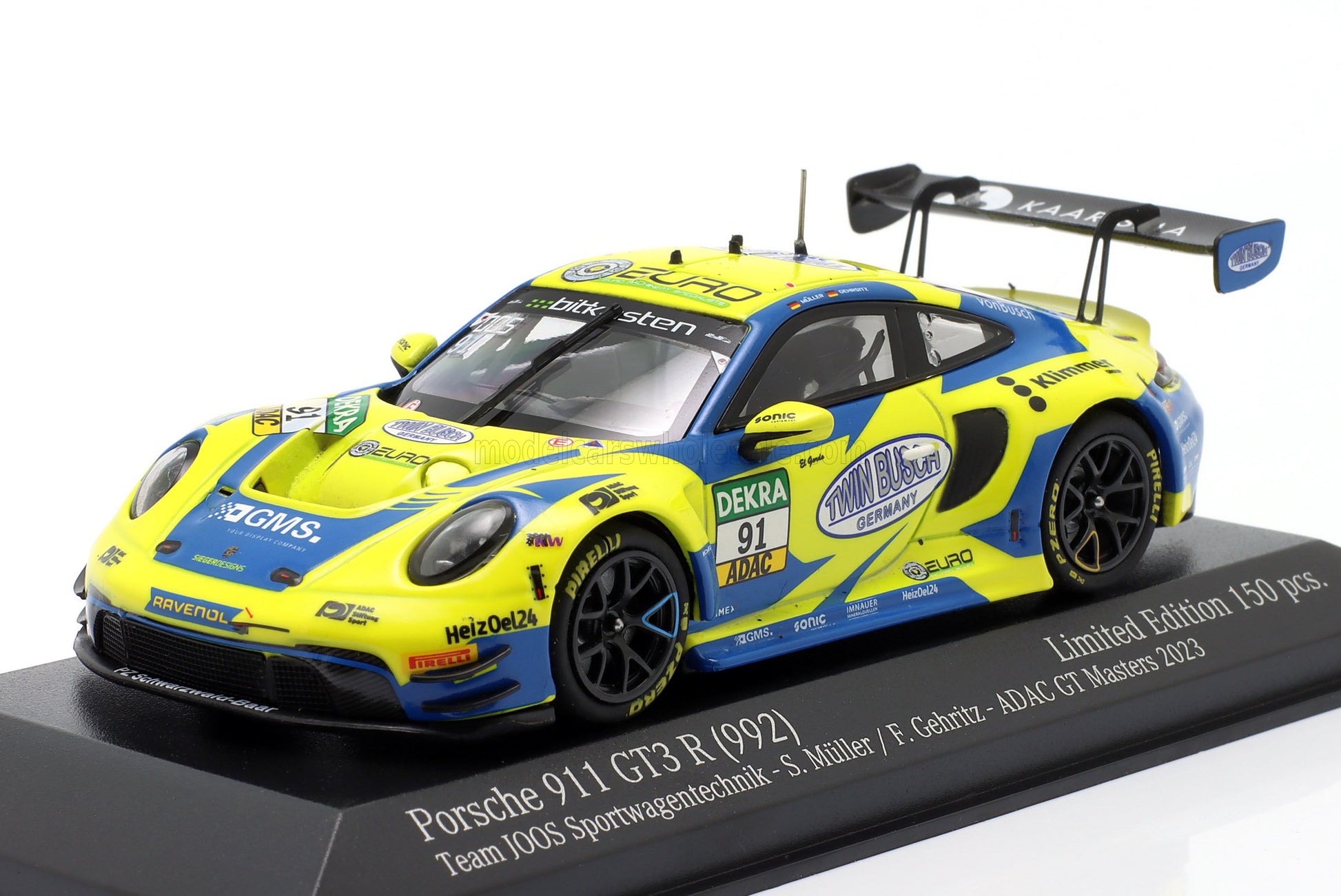 Modèle réduit de voiture de course Porsche 911 GT3 R à l'échelle 1/18, livrée bleue et jaune, à collectionner chez Vroomi