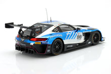 Modèle réduit de voiture de course Mercedes AMG GT3 bleu et blanc à l'échelle 1/18, actuellement proposé chez Vroomi.