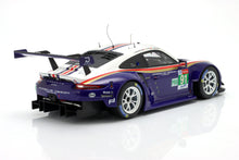Modèle réduit de voiture de course Porsche 911 RSR à l'échelle 1:18 avec livrée de course, désormais disponible chez Vroomi.