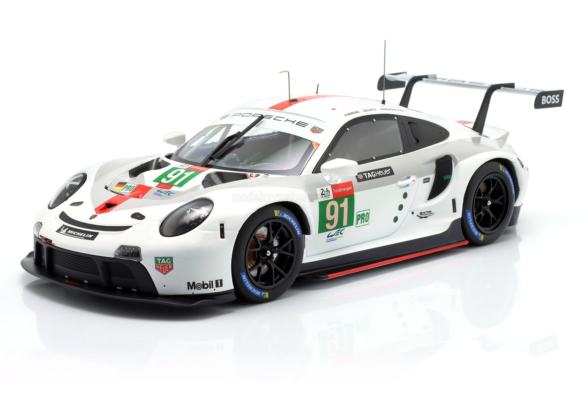 Modèle réduit de voiture de course Porsche 911 RSR à l'échelle 1/18 avec livrée détaillée, désormais disponible pour les collectionneurs.