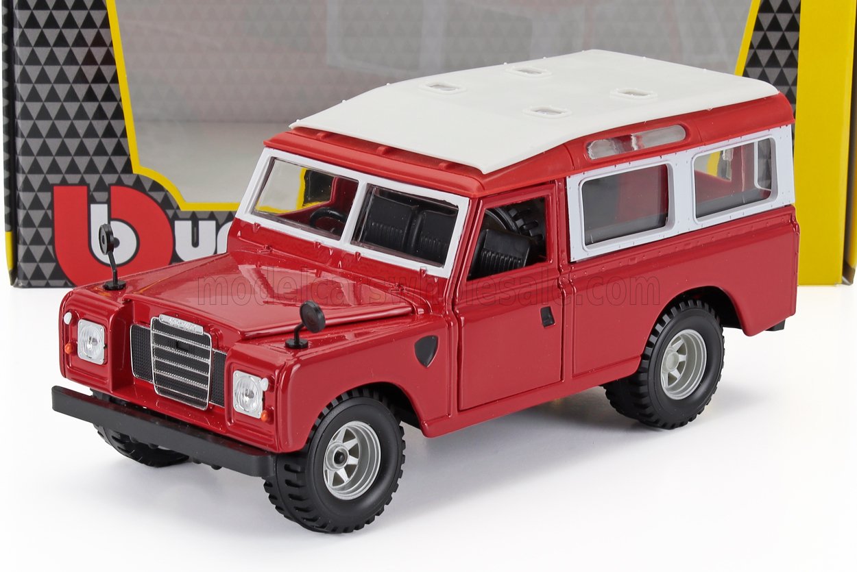 Modèle Land Rover rouge et blanc avec pneus et calandre détaillés, disponible sur Vroomi.