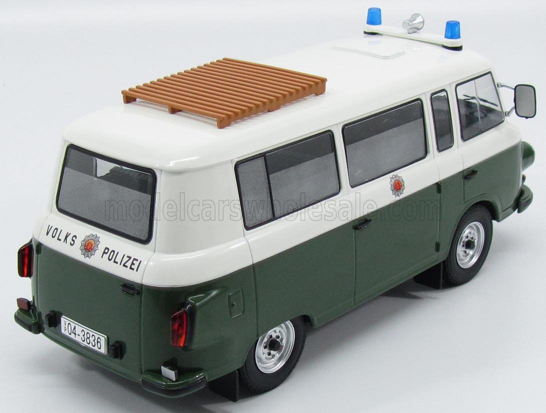 Modèle réduit à l'échelle 1/18 d'un fourgon Volks Polizei vintage vert et blanc avec galerie de toit et gyrophares bleus, disponible chez Vroomi.
