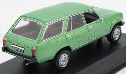 Modèle réduit de Peugeot 304 break vert présenté sur un socle noir, disponible via Vroomi alternative.