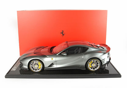 FERRARI 812 COMPETIZIONE BANDE ARGENTÉE GRIS COBURN - Vroomi