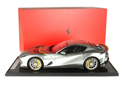 FERRARI 812 COMPETIZIONE 2021 GRIGIO COBURN PORTE-CLÉS CUOIO SCHEDONI INCLUS - Vroomi