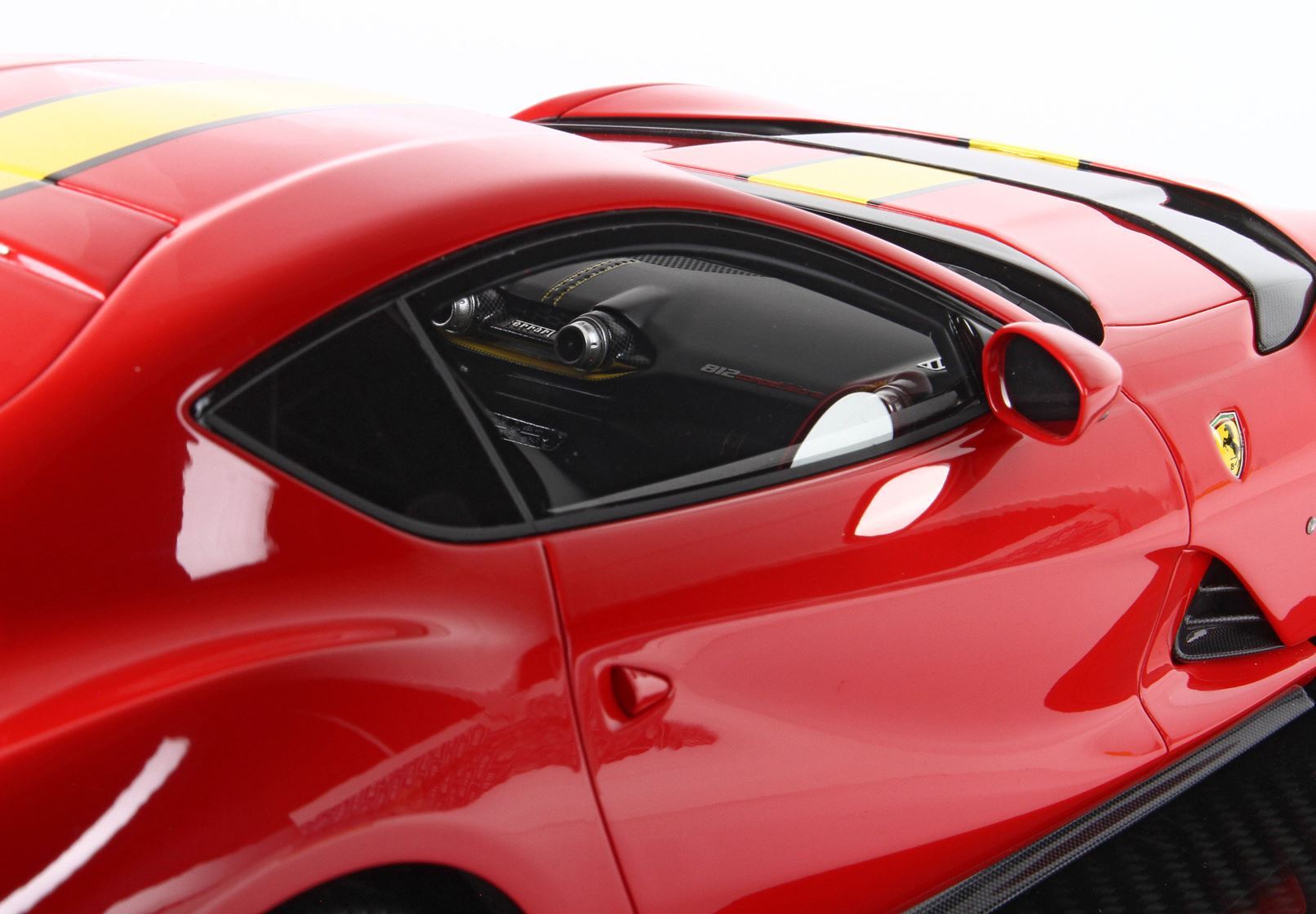 FERRARI 812 COMPETIZIONE BANDE JAUNE ROSSO CORSA 322 - PNEUS JAUNES - Vroomi