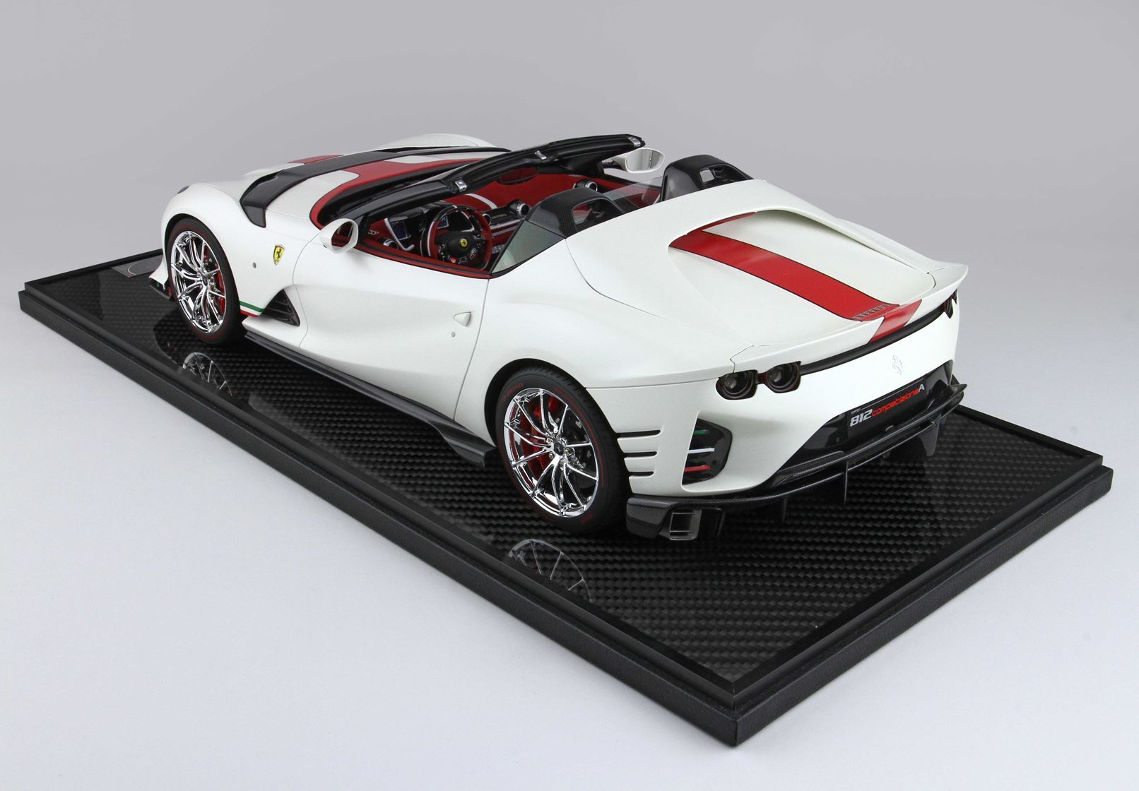 FERRARI 812 COMPETIZIONE À L'ÉCHELLE 1/12 BIANCO ITALIA - Vroomi