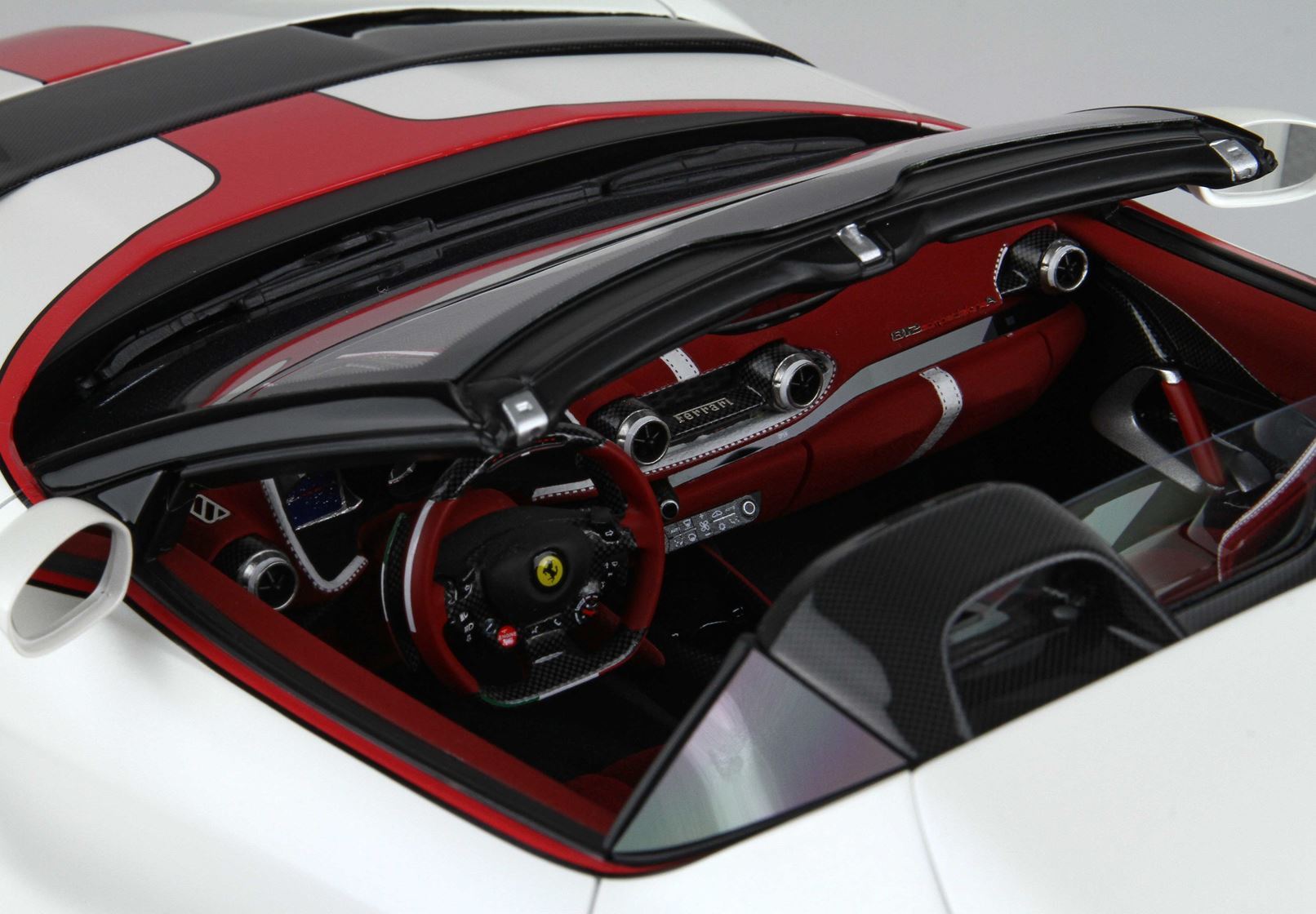 FERRARI 812 COMPETIZIONE À L'ÉCHELLE 1/12 BIANCO ITALIA - Vroomi