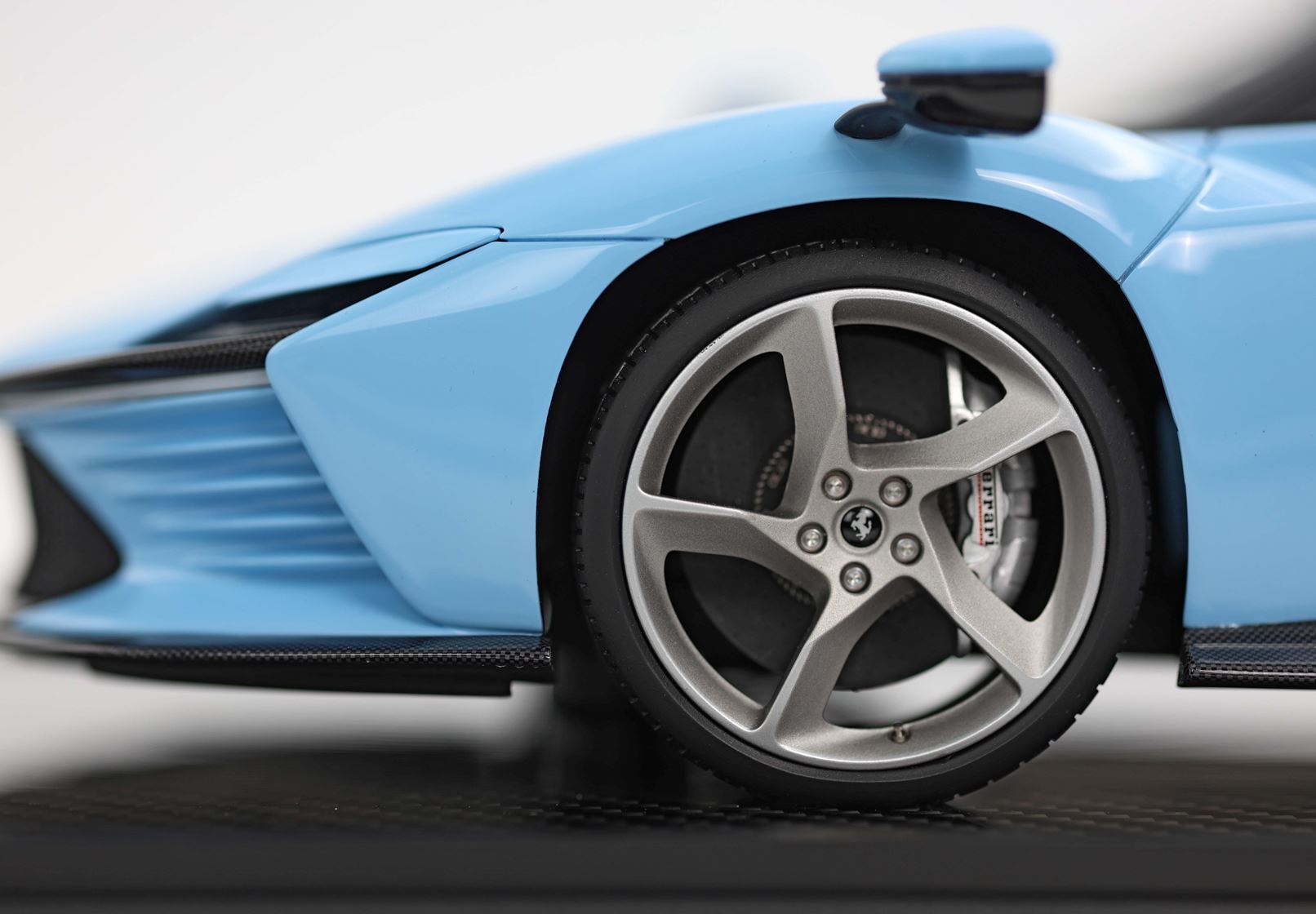 FERRARI DAYTONA SP3 SÉRIE ICONA TOIT OUVERT AZUR LA PLATA - Vroomi