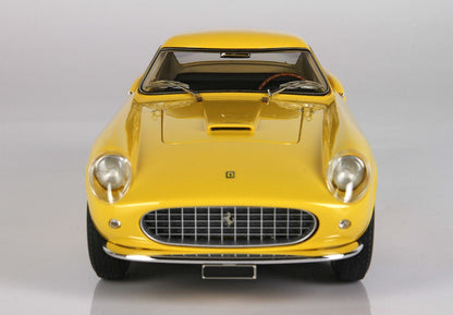 Vue avant d'une voiture Ferrari vintage jaune avec calandre chromée, disponible sur la plateforme Vroomi.