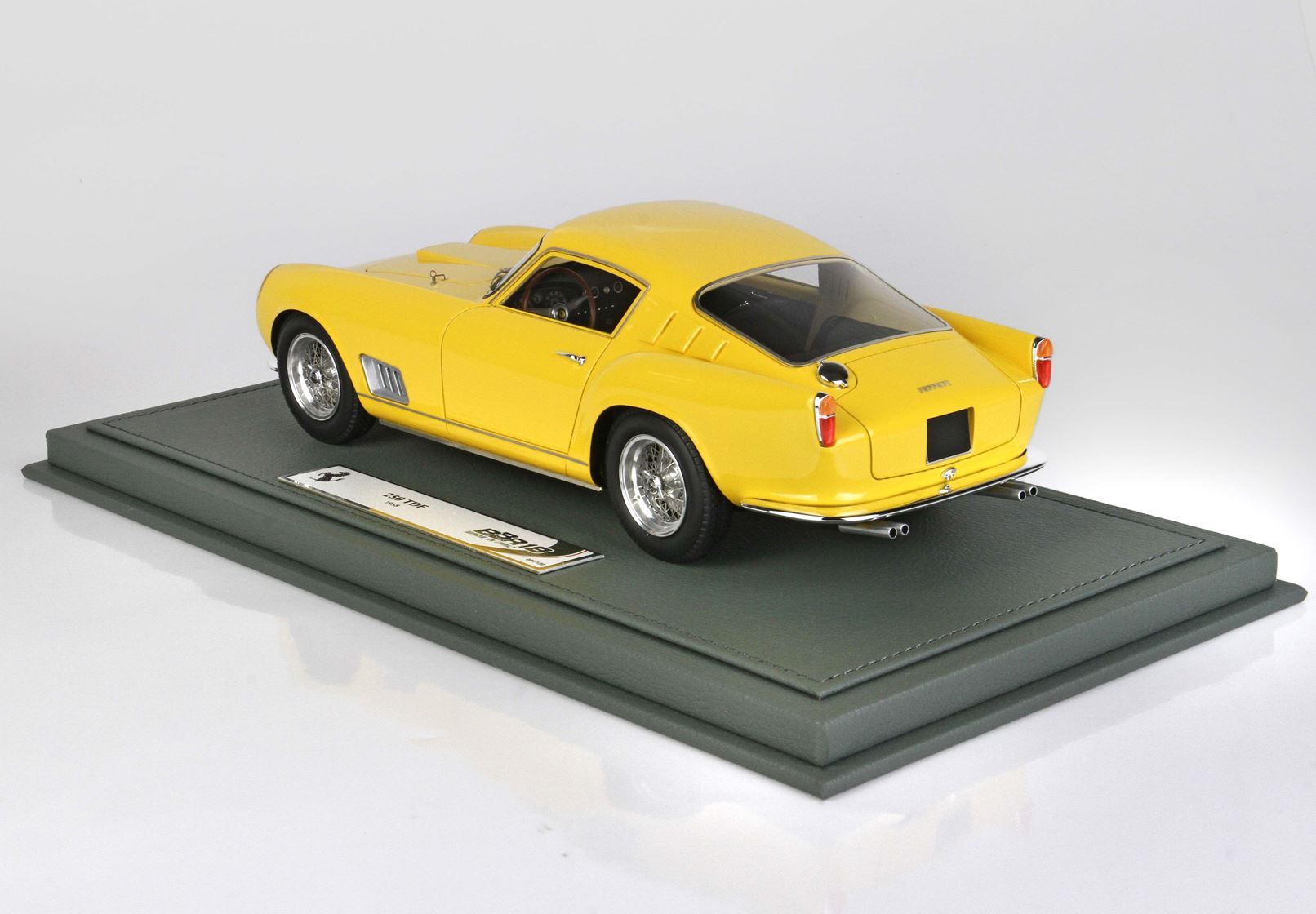 Modèle réduit de Ferrari 250 TDF jaune sur socle vert, désormais disponible chez Vroomi.