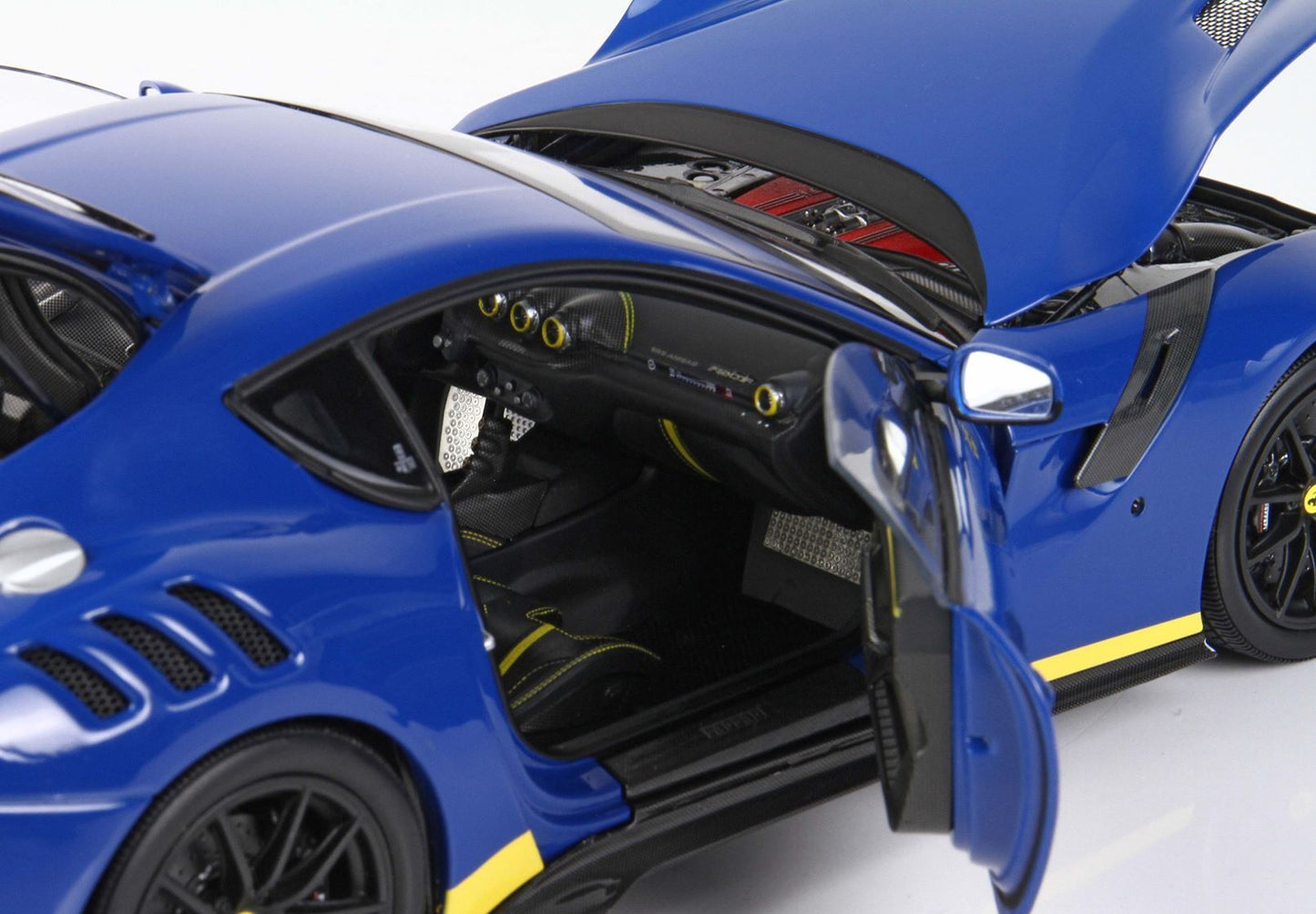 FERRARI F12 TDF AZZURRO DINO ET DÉTAIL JAUNE - Vroomi