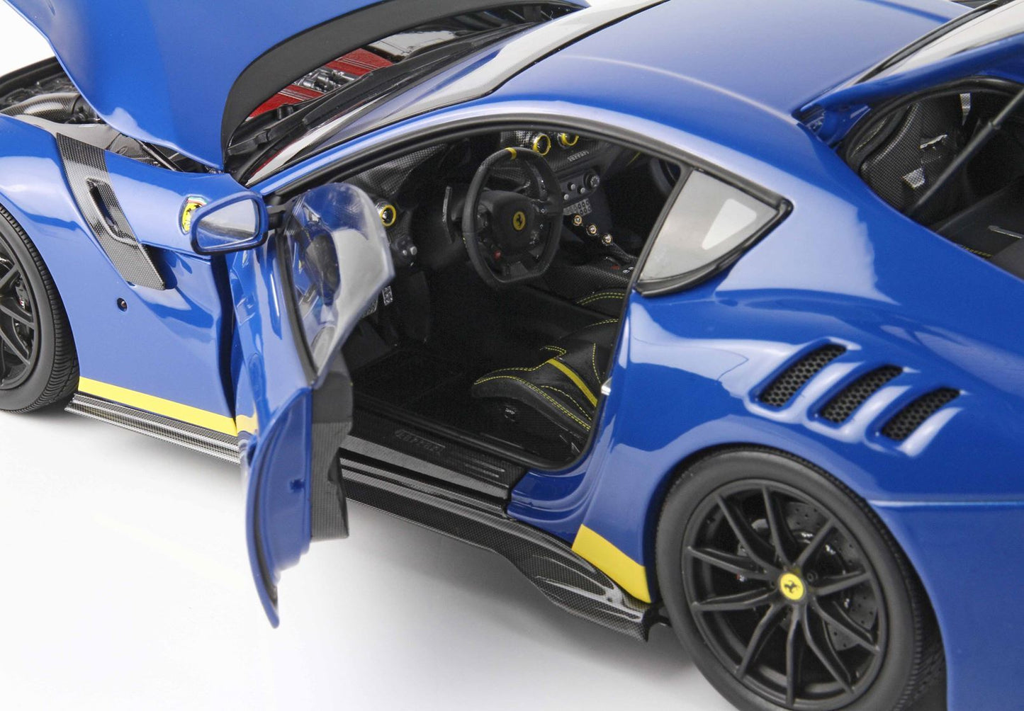 FERRARI F12 TDF AZZURRO DINO ET DÉTAIL JAUNE - Vroomi