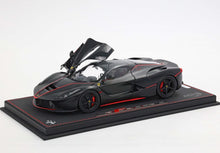 FERRARI LAFERRARI NOIR MAT AVEC BANDES ROUGES BASE ECOPELLE - VITRINE INCLUSE - Vroomi