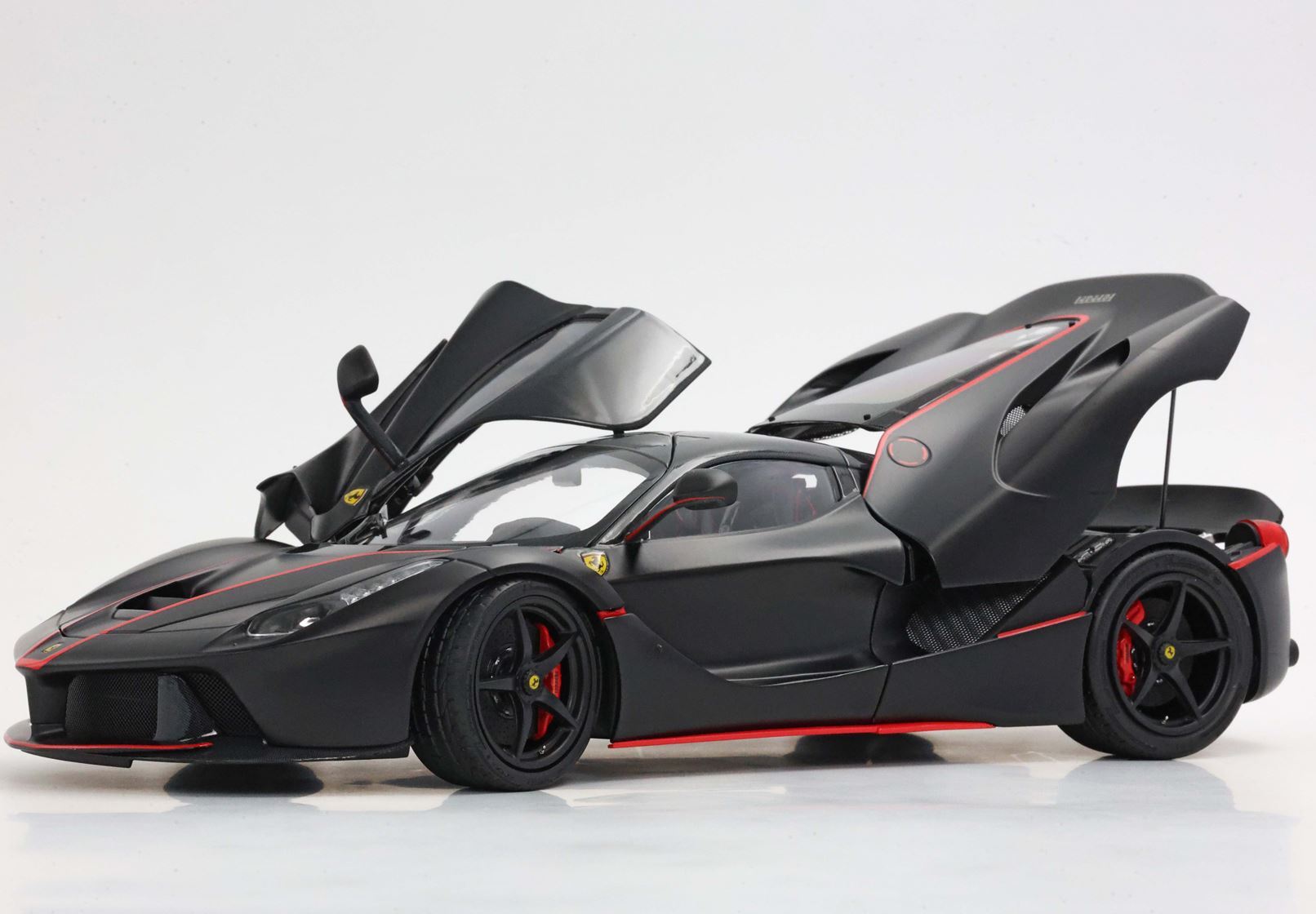 FERRARI LAFERRARI NOIR MAT AVEC BANDES ROUGES BASE CARBONIO - VITRINE INCLUSE - Vroomi