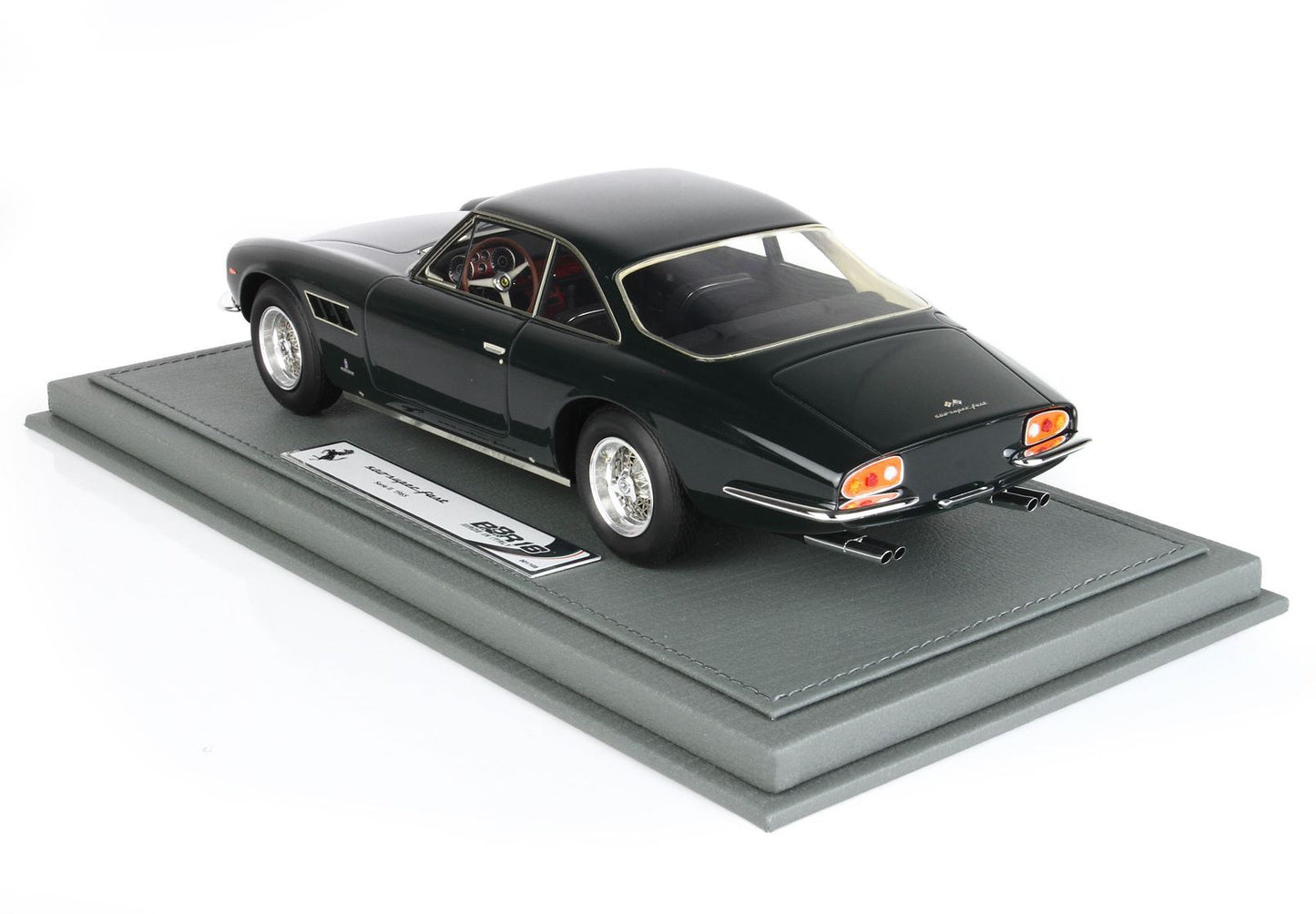 Modèle réduit Ferrari 330 GT vert foncé classique sur socle gris, disponible à l'achat via Vroomi.