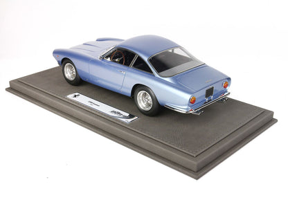 Maquette à l'échelle d'une Ferrari 250 Lusso bleu clair de 1964 sur socle gris, désormais disponible sur Vroomi.