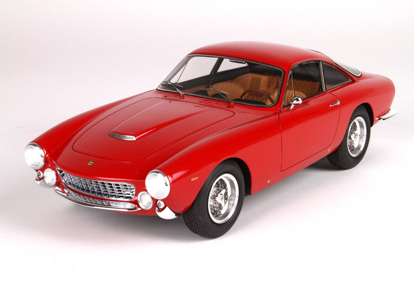 Modèle réduit de voiture de sport Ferrari vintage rouge avec intérieur beige, design classique, proposé via la plateforme Vroomi.