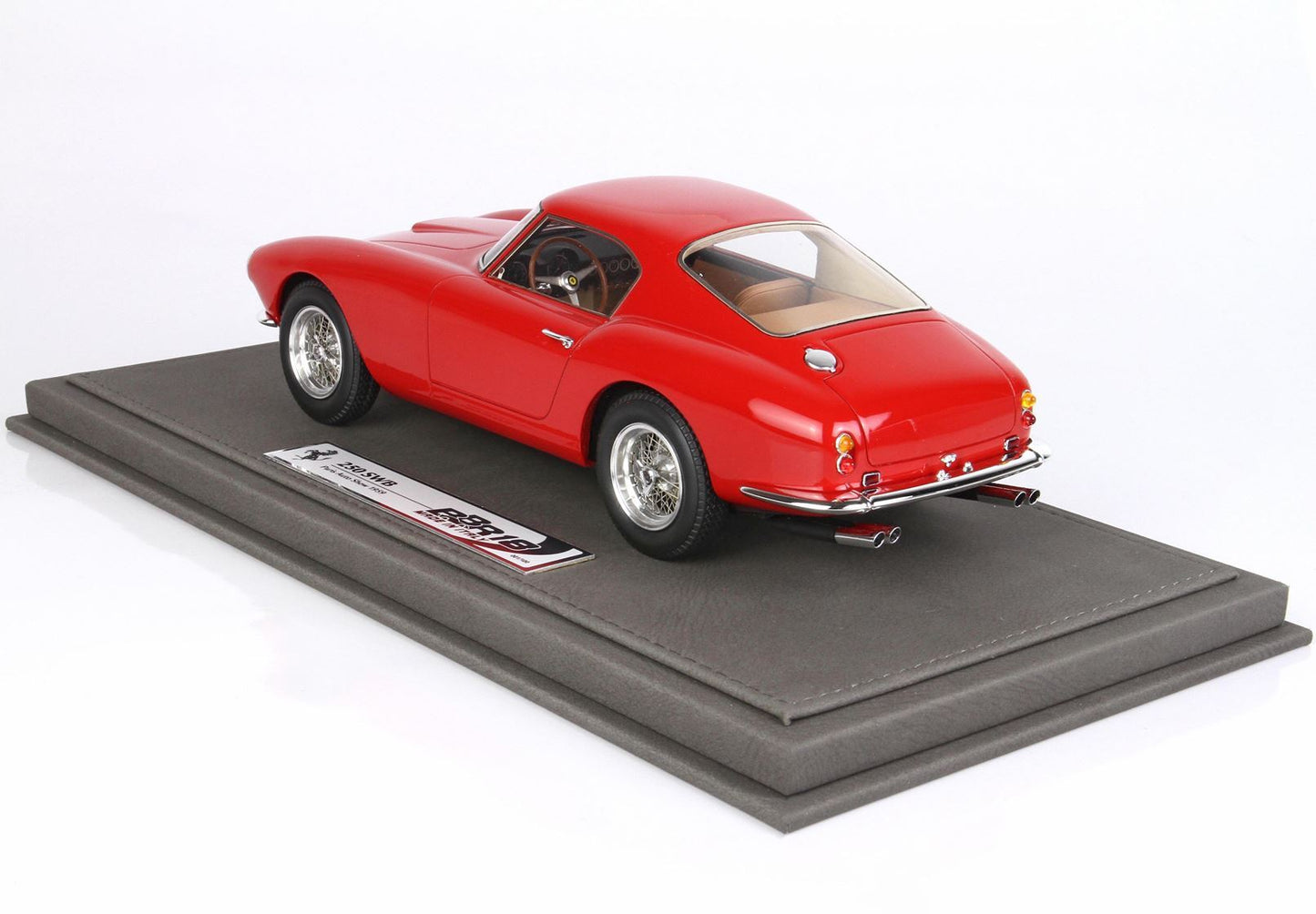 Modèle réduit de Ferrari 250 SWB rouge sur socle gris, disponible sur la plateforme Vroomi.