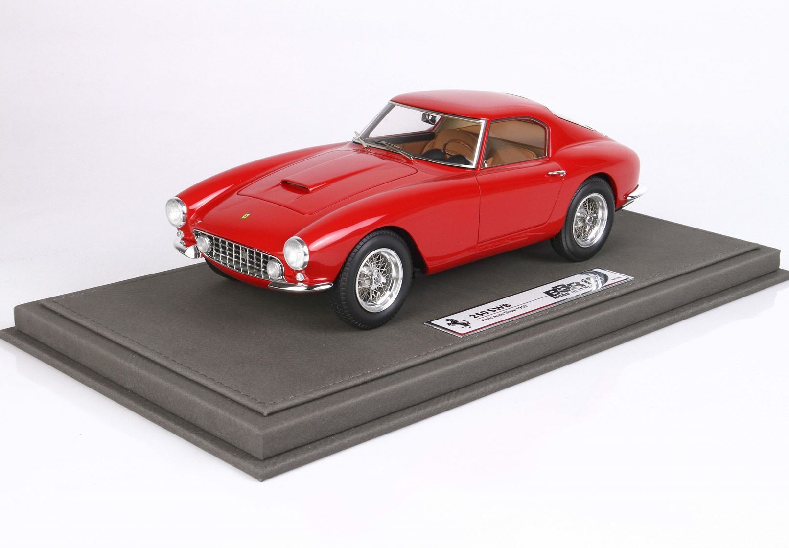 Modèle réduit de Ferrari 250 SWB rouge sur socle gris, réplique détaillée d'une voiture de sport classique disponible sur Vroomi.