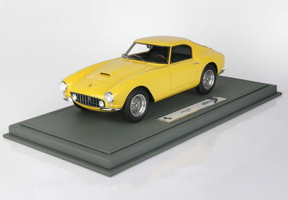 Modèle réduit de Ferrari 250 GT SWB jaune sur socle d'exposition disponible chez Vroomi