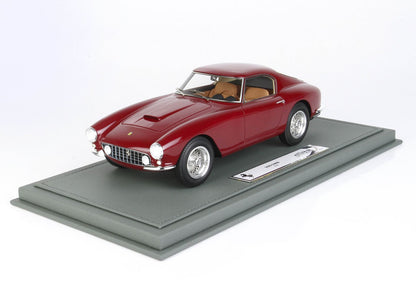 Modèle réduit Ferrari 250 SWB rouge sur socle gris, disponible via Vroomi