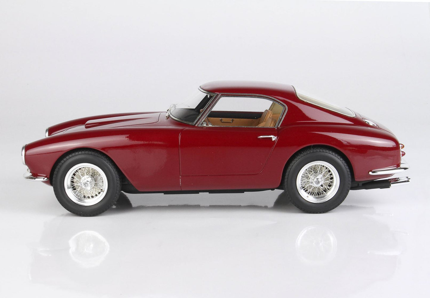 Vue latérale d'une voiture de sport vintage classique de couleur marron foncé avec intérieur beige, disponible sur la plateforme Vroomi.